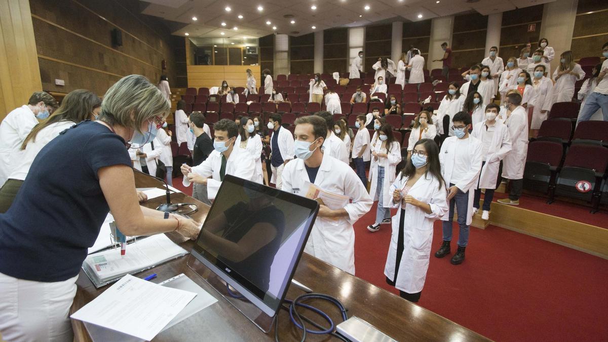 Los nuevos médicos residentes del Hospital General de Alicante recogen sus acreditaciones ayer en el acto de bienvenida a la promoción, que debería haberse incorporado en mayo.