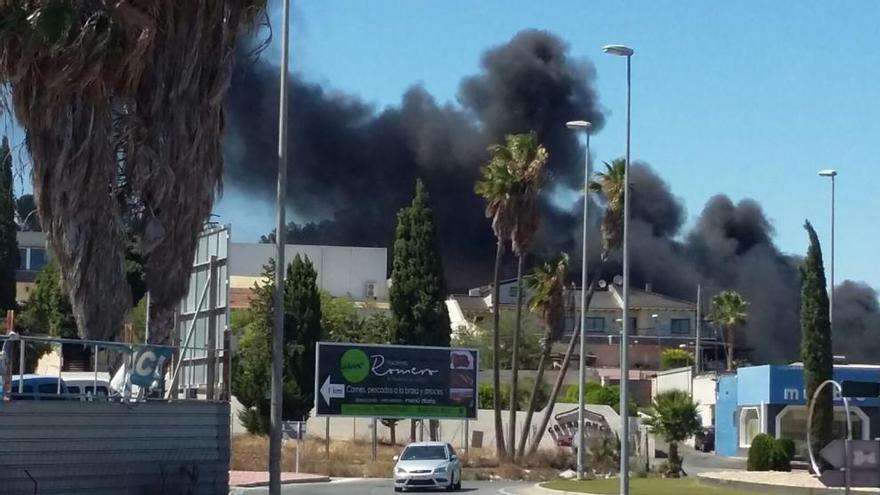 Espectacular humareda por un incendio de basura y rastrojos en El Campillo