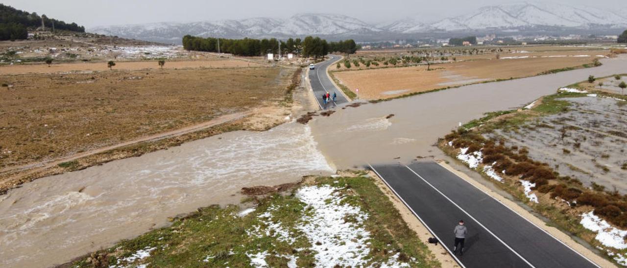 La crecida del río Vinalopó en su curso alto, tras la intensa nevada del pasado lunes, cortó la carretera CV-799 que une los municipios de Biar y Campo de Mirra.