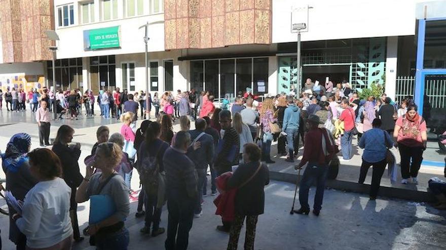 Las colas se extendían ayer por la plaza de San Juan de la Cruz para acceder al registro de la Delegación de Fomento en Málaga.