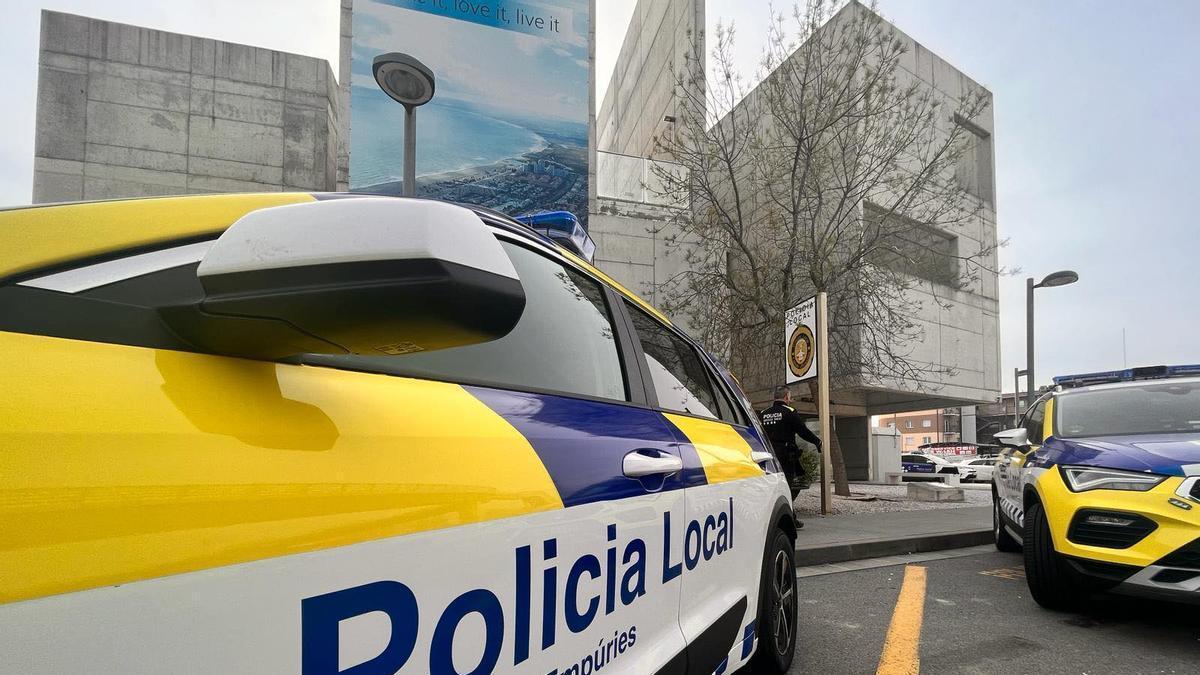 Vehicles de la Policia Local de Castelló d'Empúries davant de la comissaria, en una foto d'arxiu.