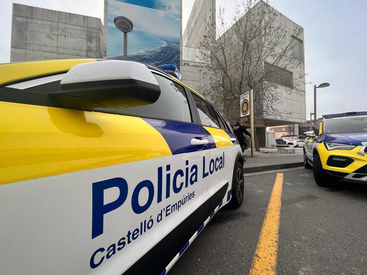 Vehicles de la Policia Local de Castelló d'Empúries davant de la comissaria, en una foto d'arxiu.