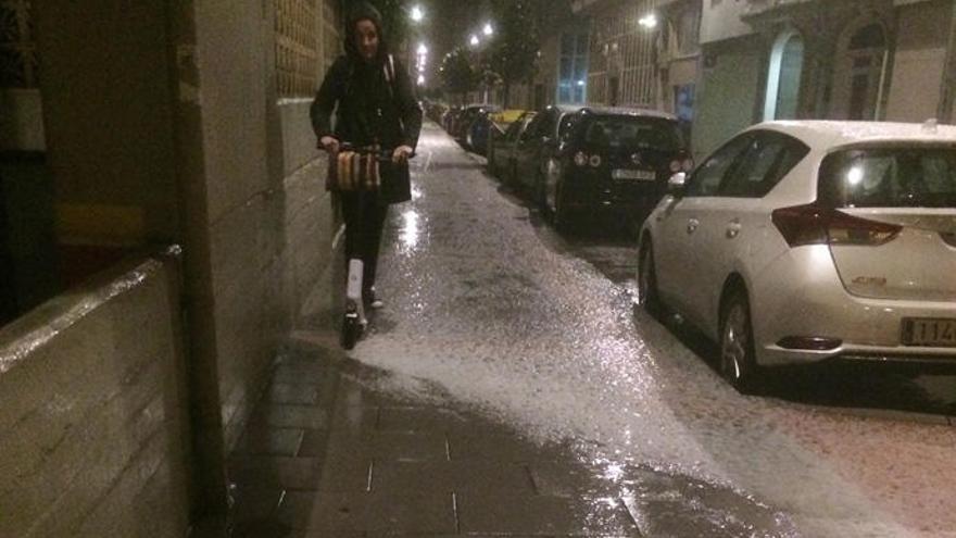 La inesperada granizada deja las calles de la ciudad completamente blancas en tan solo unos minutos