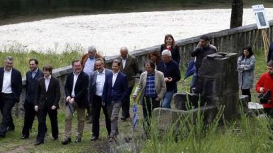 Representantes de la Xunta y de los concellos visitan el inicio de las obras, ayer, junto al río Tea.  // A. Hernández