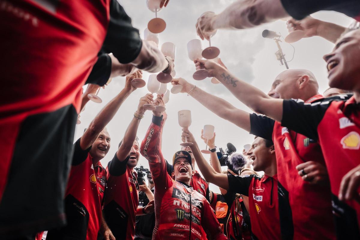Marc Márquez celebra, con el equipo Ducati, su victoria de ayer en Brno.