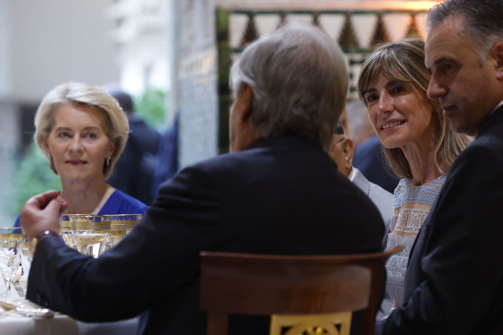 SEVILLA, 29/06/2025.- El presidente de Uruguay, Yamandú Orsi (d), conversa con el secretario general de la ONU, António Guterres (2i, de espaldas), la presidenta de la Comisión Europea, Ursula von der Leyen (i), y la mujer del presidente del Gobierno de España, Begoña Gómez (2d), durante la cena de gala que han ofrecido los reyes, este domingo, a los líderes mundiales que asisten a la IV Conferencia Internacional sobre Financiación para el Desarrollo. EFE/ Mariscal POOL. POOL