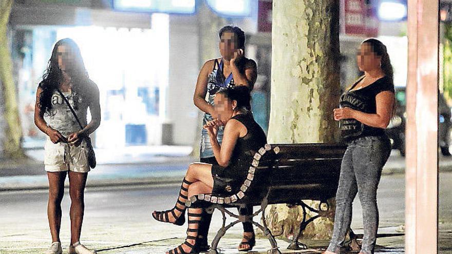 Cuatro supuestas prostitutas en la avenida Mediterráneo.