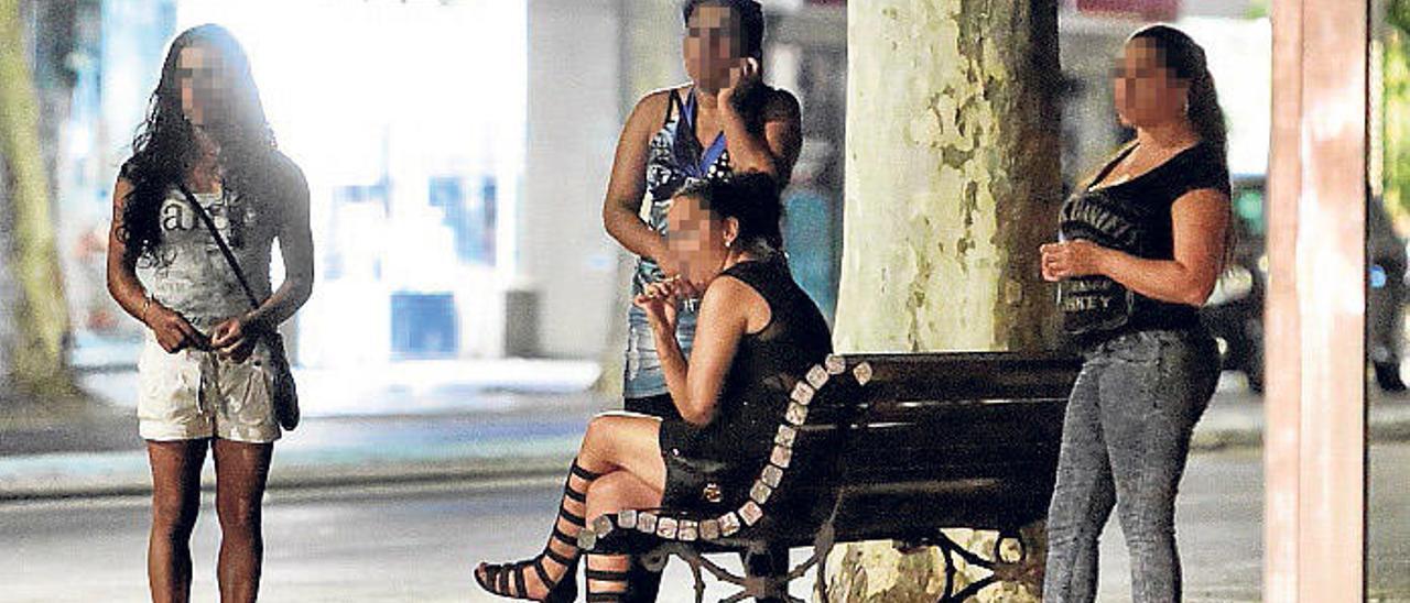 Cuatro supuestas prostitutas en la avenida Mediterráneo.