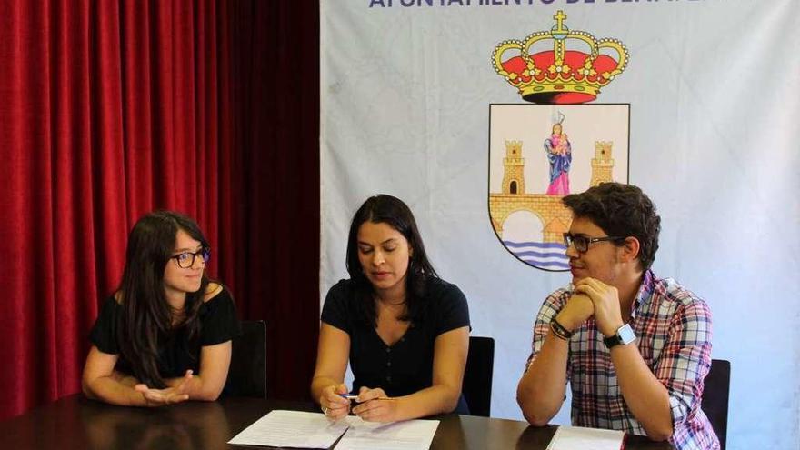 De izquierda a derecha, Susana Fabián, Nuria Herrero e Iván Casado.