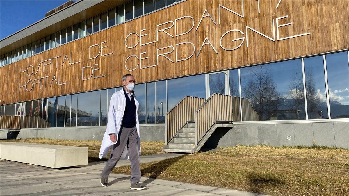 Conill, con la Tossa d'Alp reflejada en al cristal del hospital, este jueves