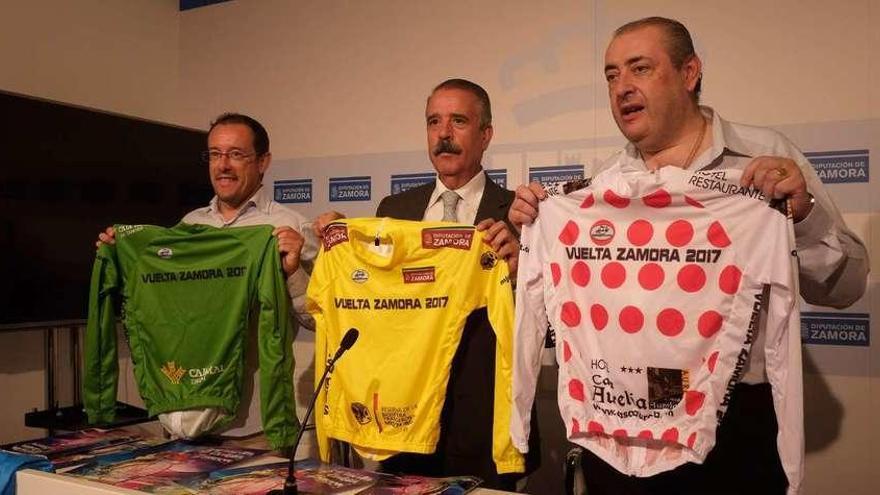 Manuel Campesino, José Luis Bermúdez y José Campanario con los maillots de la vuelta.