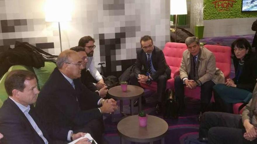 La ministra Tejerina, segunda por la derecha, con los representantes del sector pesquero, ayer en Bruselas.