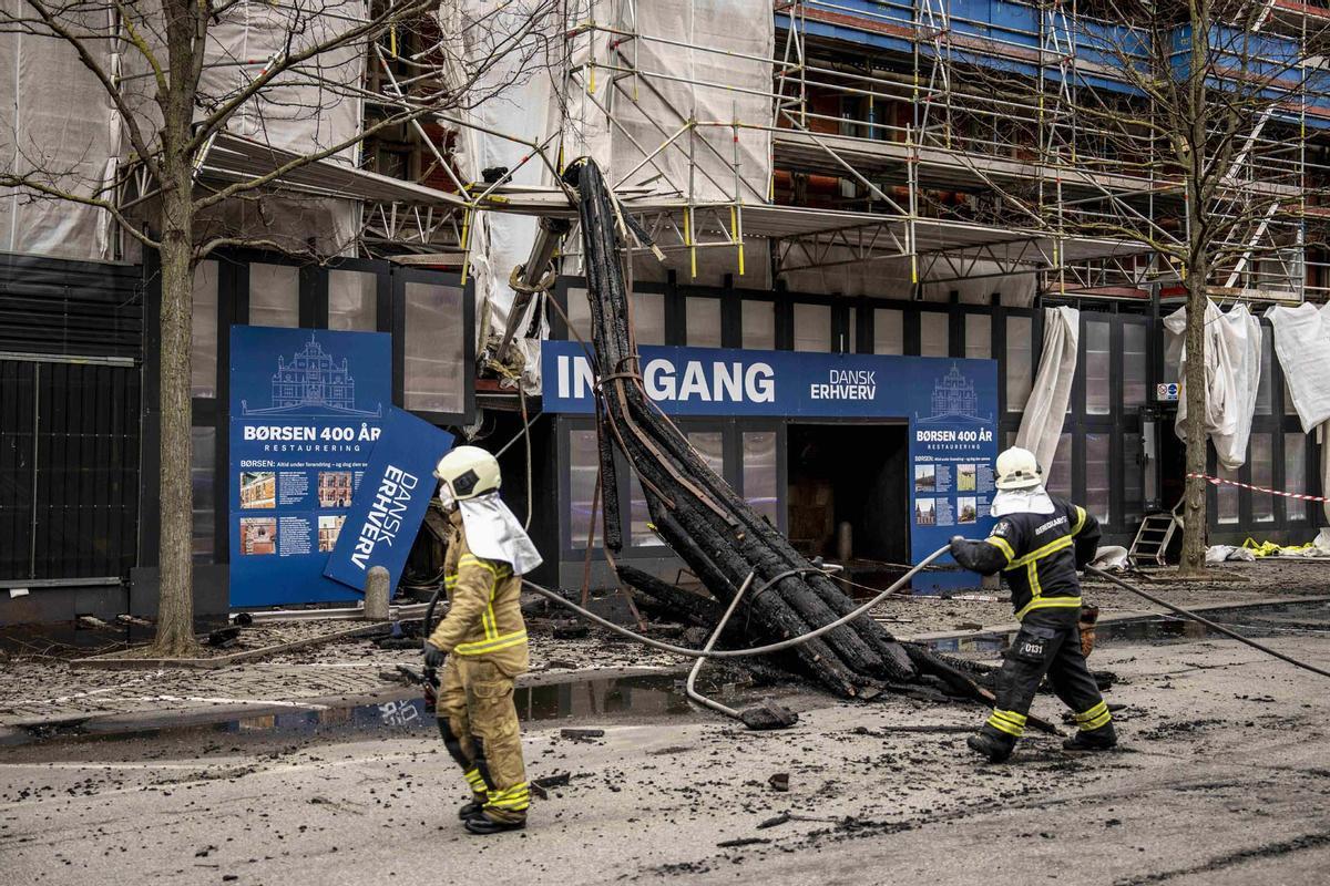 La Bolsa de Valores, uno de los edificios más antiguos de Copenhague, arrasada por un incendio.