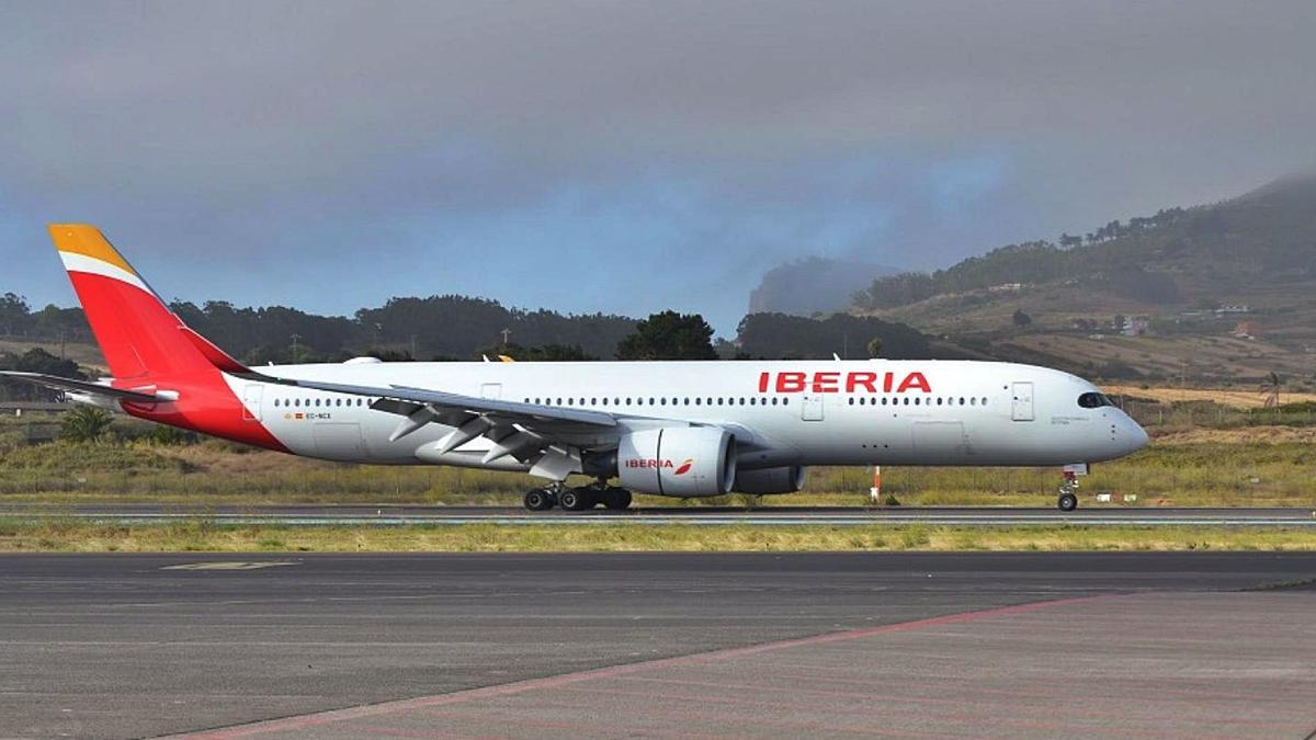 Imagen de archivo de un avión de Iberia en la pista del aeropuerto de Los Rodeos. | | E.D.