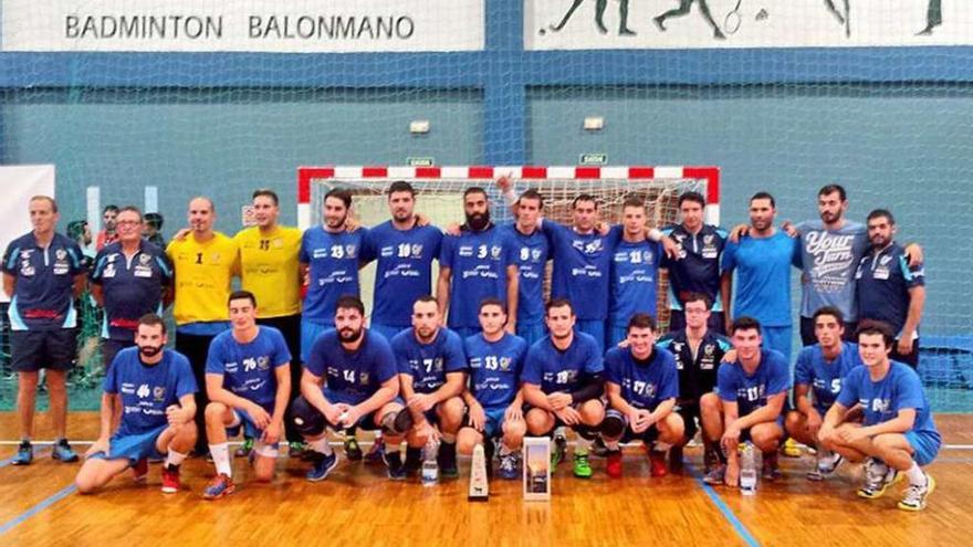 La plantilla del Teucro posa con el trofeo de Campeones de Galicia. // Teucro