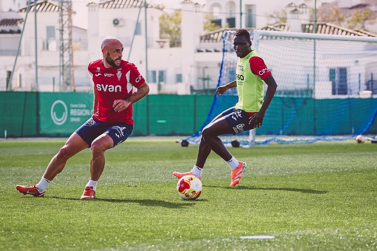Ekain, del Real Murcia, durante un entrenamiento esta temporada.