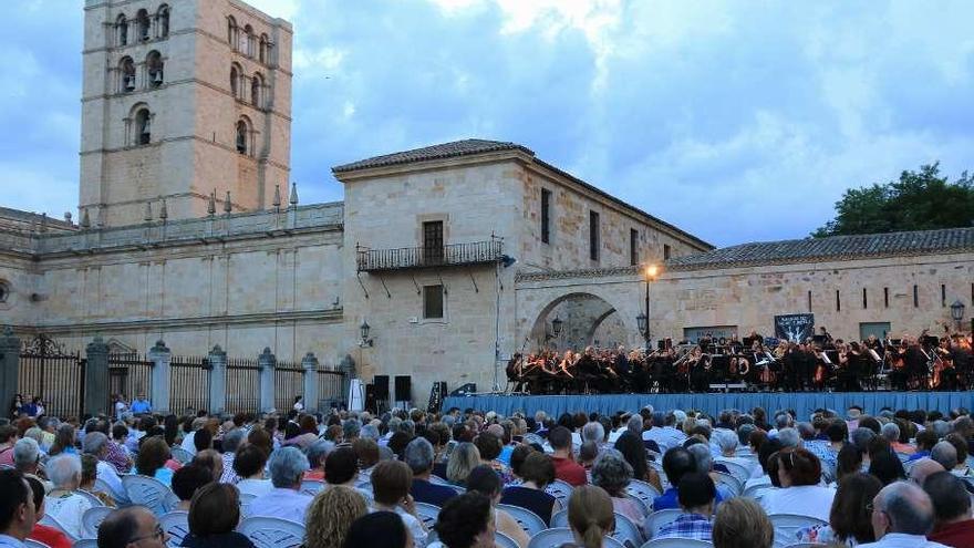 Los aficionados a la música disfrutan con la Sinfónica de Castilla y León