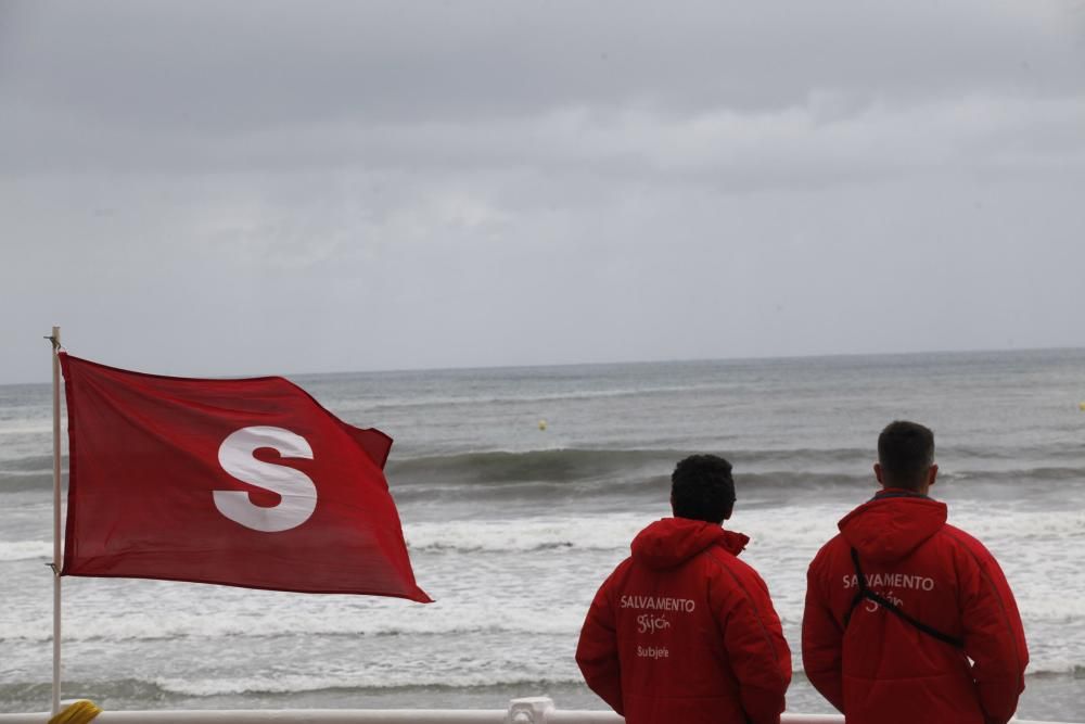 Bandera roja en la playa de San Lorenzo de Gijón