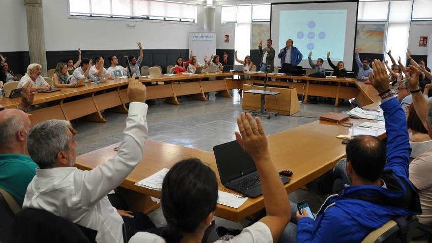 Votación durante el Consello de Goberno celebrado ayer en la Escuela de Telecomunicación. // Duvi