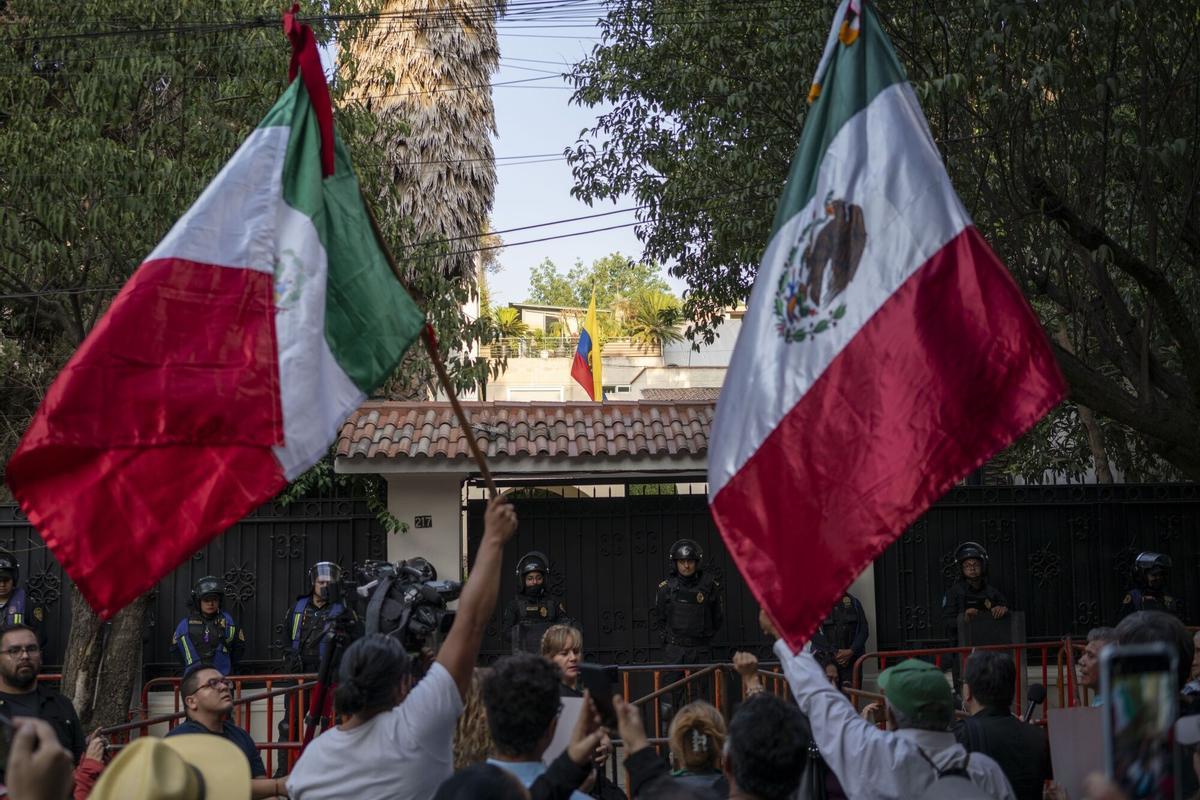 Protesta ante la embajada de Ecuador en México, tras el asalto a la legación mexicana en Quito, este sábado.
