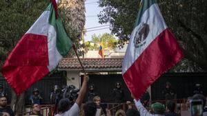 Protesta ante la embajada de Ecuador en México, tras el asalto a la legación mexicana en Quito, este sábado.