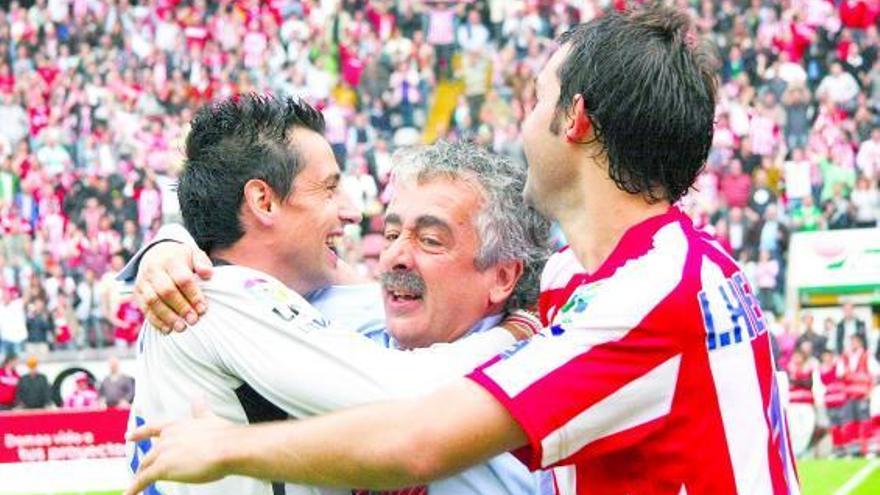 Roberto, Preciado e Iván Hernández se abrazan tras la victoria ante el Granada 74.