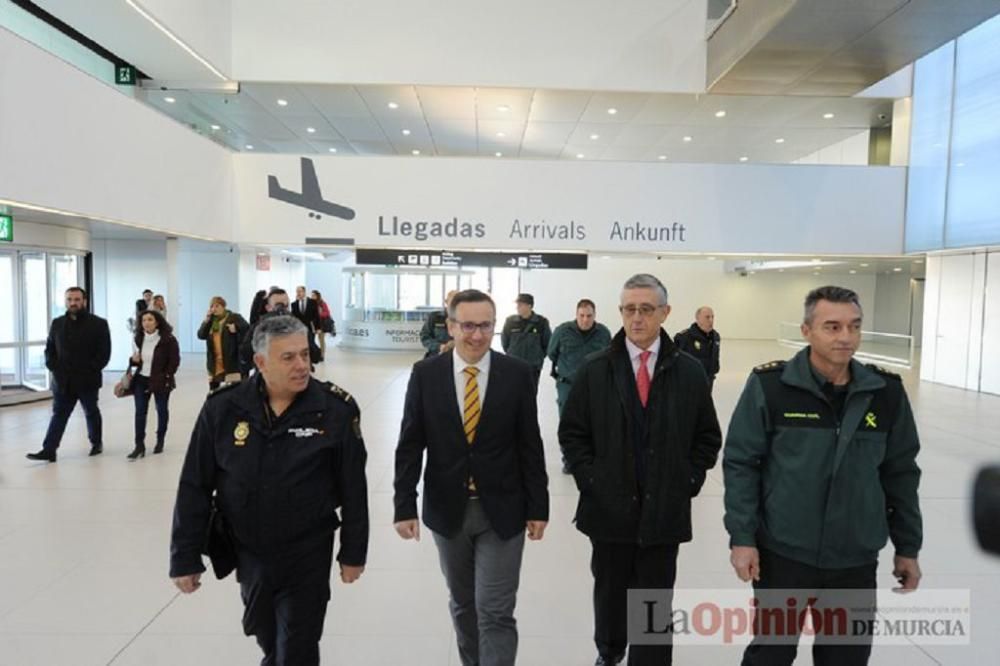 El delegado del Gobierno visita el aeropuerto de Corvera