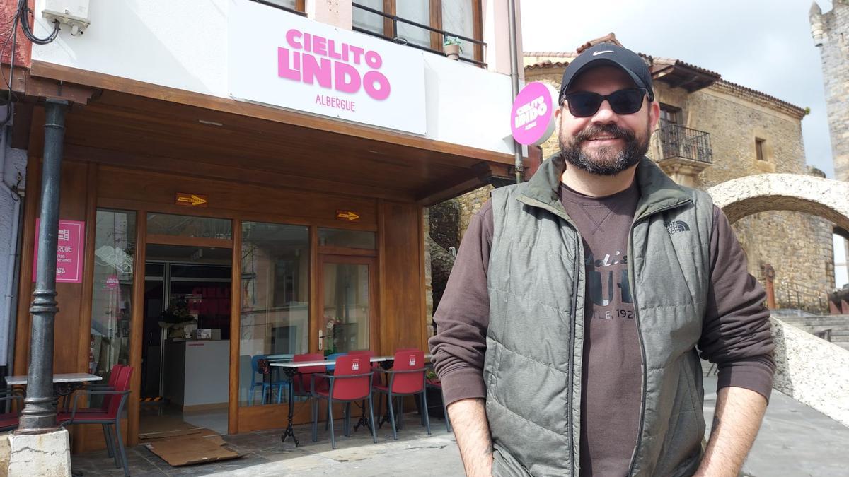 Gustavo  Segura posa con el albergue a su espalda.