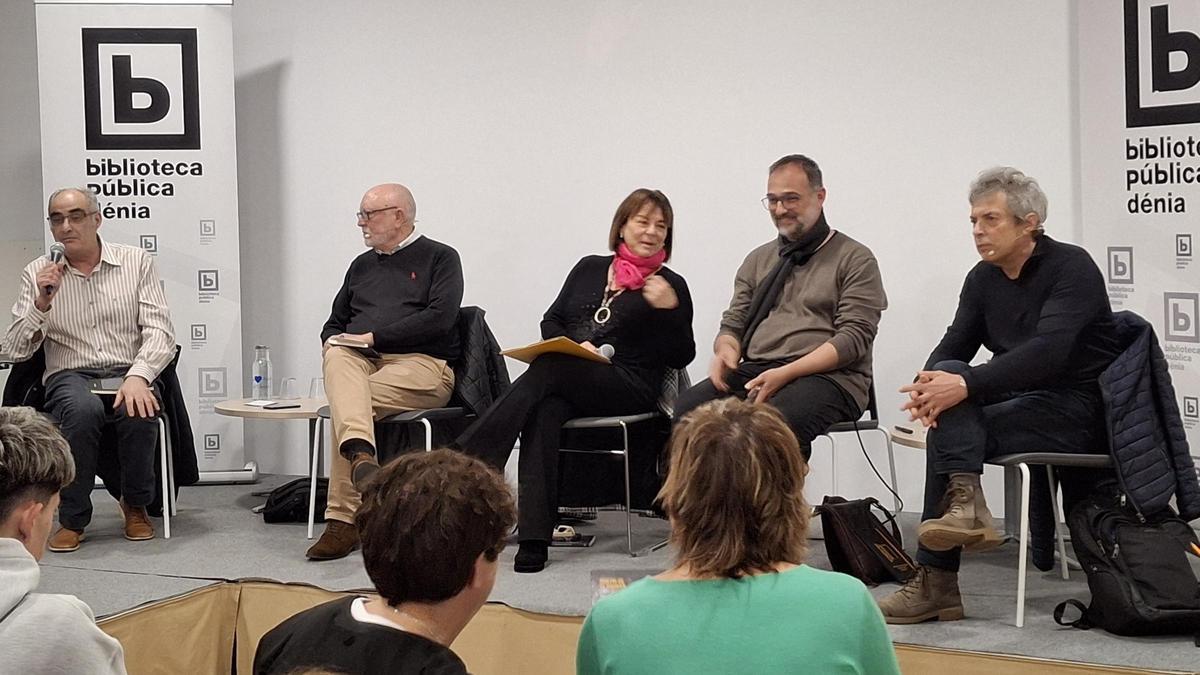 José Vicente Bolta, Manolo Gil, Massu Sentí, Pablo Ferri i Josep V. Mascarell, en la presentació de ‘Partir-se el raonar’