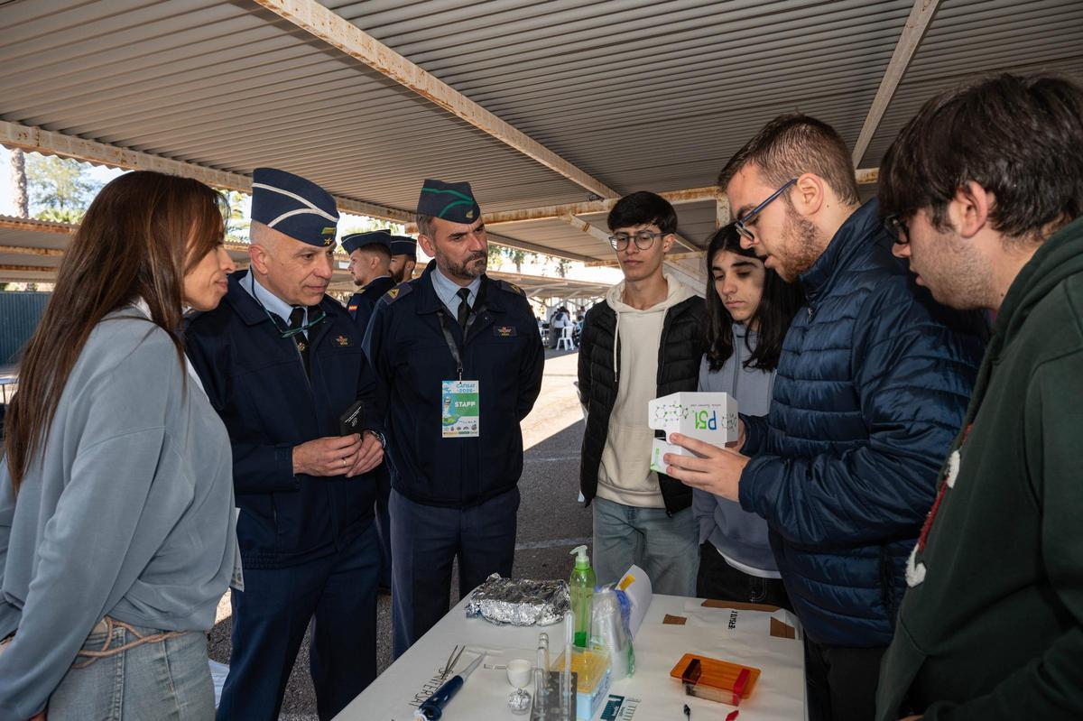 Fotogalería | Dos cohetes y 400 escolares convierten la base de Talavera la Real en un gran aula aeroespacial Fotogalería | Dos cohetes y 400 escolares convierten la base de Talavera la Real en un gran aula aeroespacial