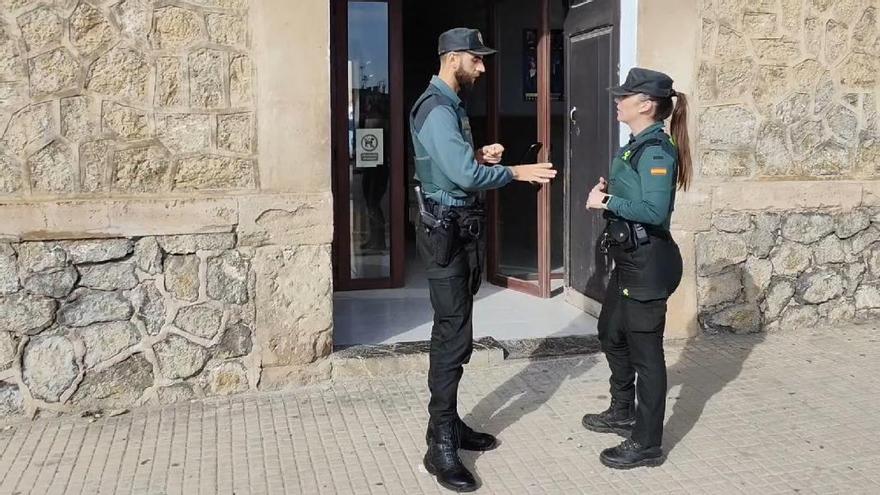 Agentes de la Guardia Civil en el cuartel de Artà.