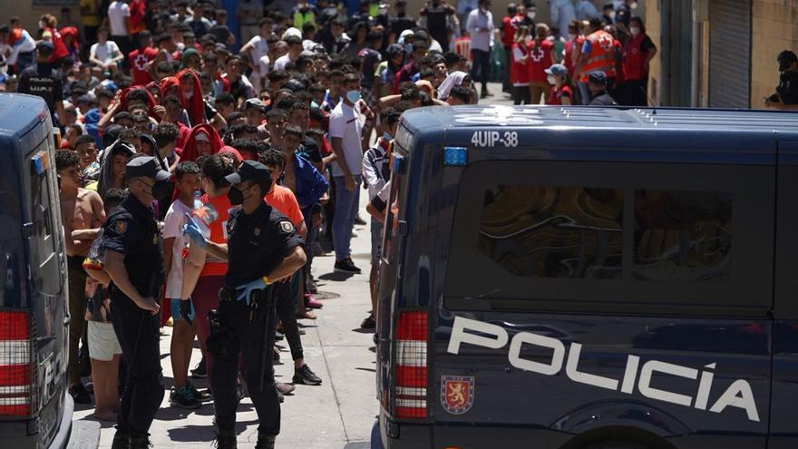 Inmigrantes atendidos por la Cruz Roja Española en Ceuta.