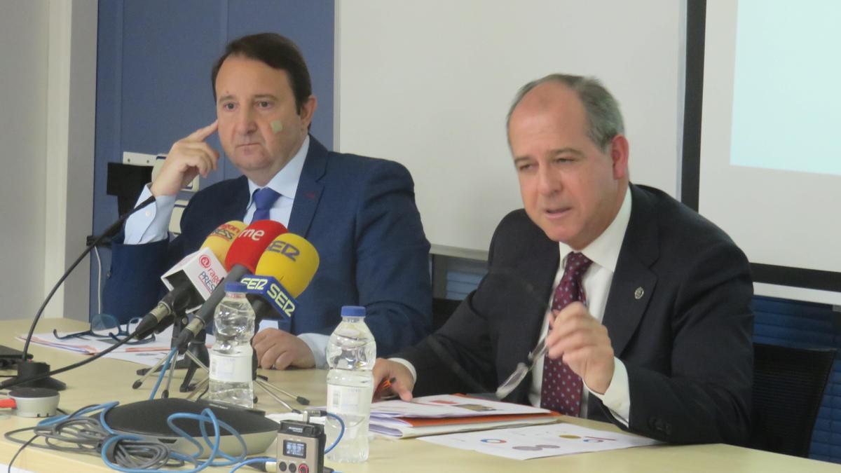 José María García y Javier Nieto, del Colegio de Economistas de Aragón, en al rueda de prensa.
