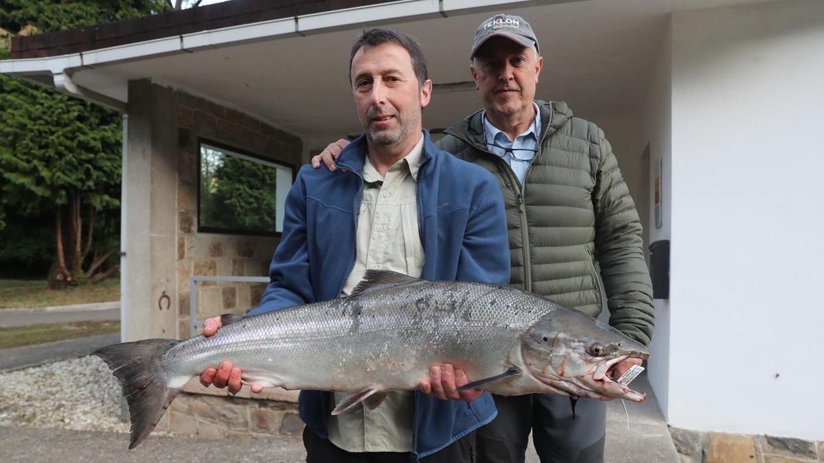 Campanu de Asturias, el primer salmón capturado tras la apertura de la temporada de pesca, pescado en el río Narcea, en Puente Laneo por Gonzalo Díaz Soto, pescador de Cangas de Narcea, que posa junto a su ganchero.