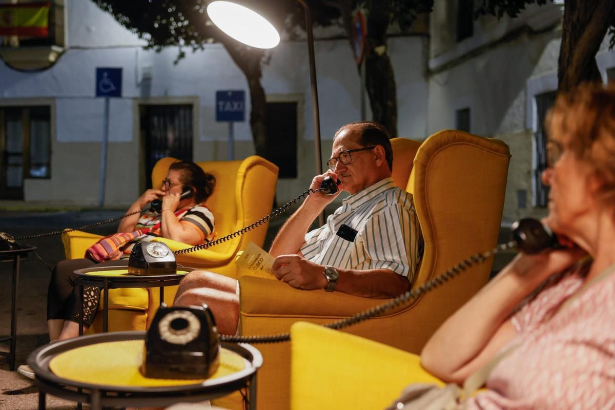 Personas disfrutando de 'La calle habla en clásico'.