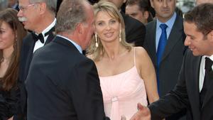 BARCELONA, SPAIN - MAY 22:  Spanish King Juan Carlos of Spain (L) and Corinna zu Sayn-Wittgenstein attend the Laureus Sports Awards 2006 at Parc del Forum on May 22, 2006 in Barcelona, Spain.  (Photo by Carlos Alvarez/Getty Iages)