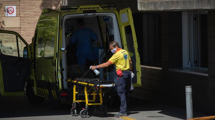 Imatge recurs d&#039;un sanitari desinfectant una camilla d&#039;una ambulància a l&#039;Hospital Universitari Arnau de Vilanova de Lleida