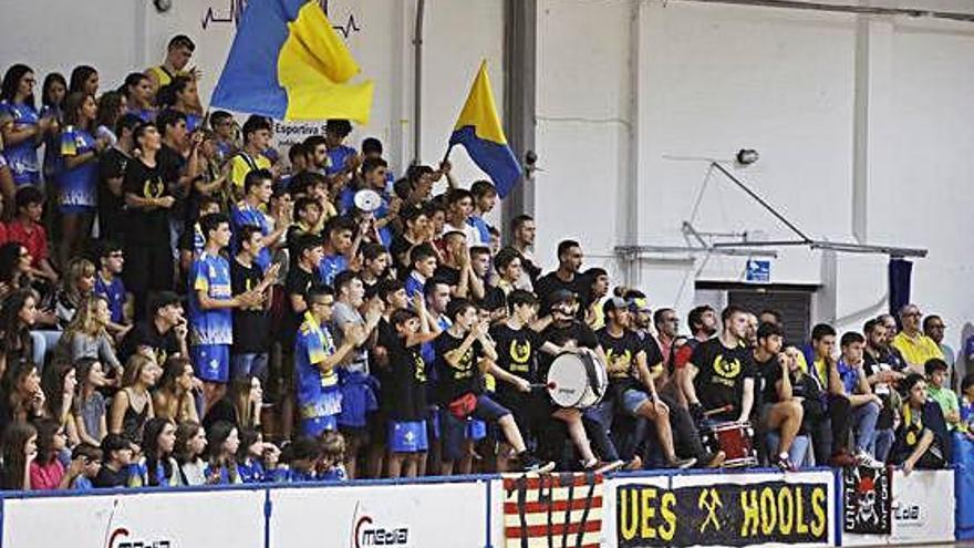 L&#039;afició del Sarrià animant l&#039;equip durant el partit de lliga contra el Torrelavega.