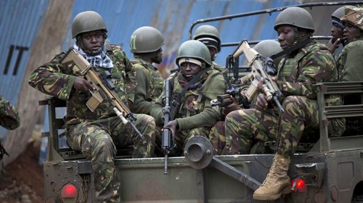 Centenars de soldats de Kenya esperen l’ordre d’ocupar el centre comercial de Nairobi i alliberar els ostatges dels extremistes islàmics.