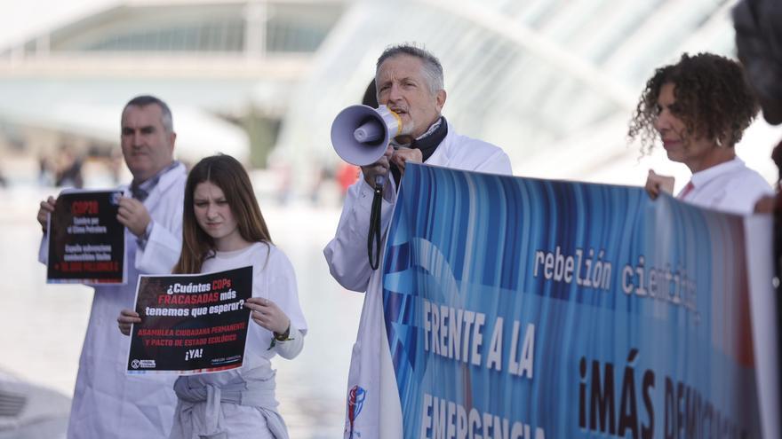 Tiñen de negro un estanque de les Arts i les Ciències para denunciar el &quot;fracaso climático&quot;