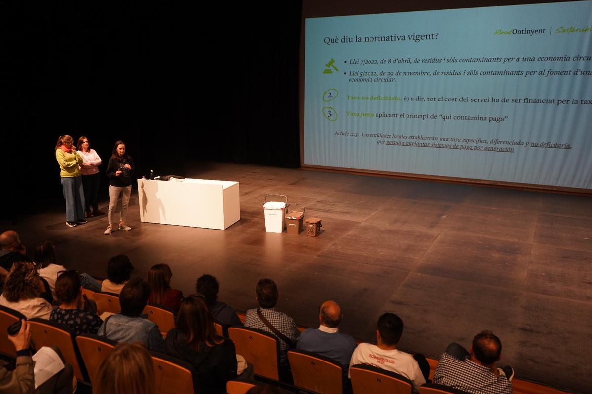 Una charla sobre el sistema de recogida de residuos en Ontinyent.