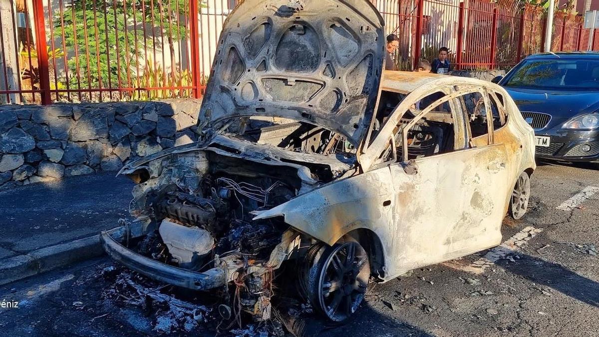 Uno de los coches afectados por el incendio