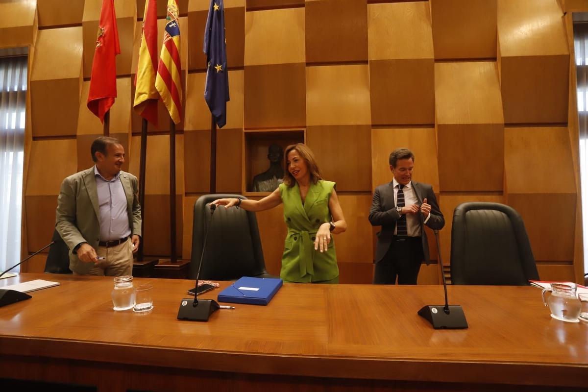 Lorén, Chueca y Serrano, antes de comenzar el pleno de este viernes.