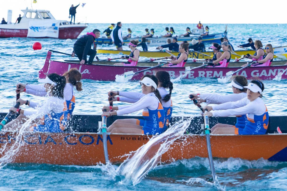 Las participantes de la Liga SUMA compiten en una regata