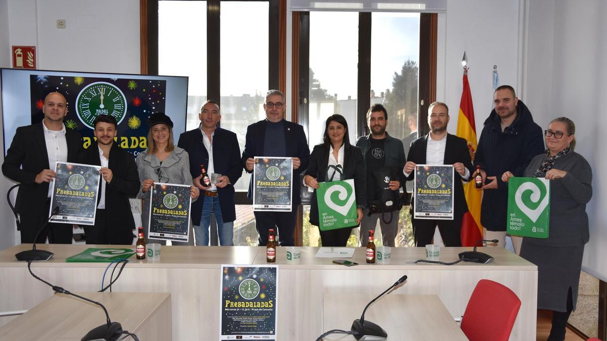 O alcalde, Blas García, no centro, na presentación do programa das Prebadaladas.