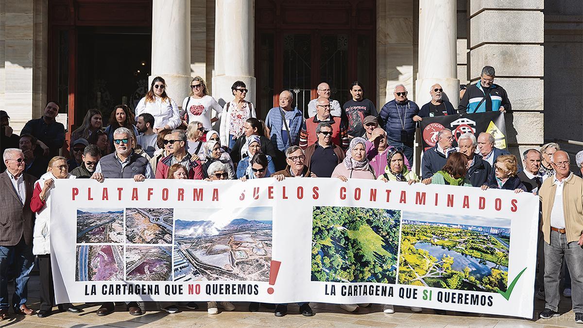 Concentración contra la contaminación en el Palacio Consistorial, durante el pleno municipal.