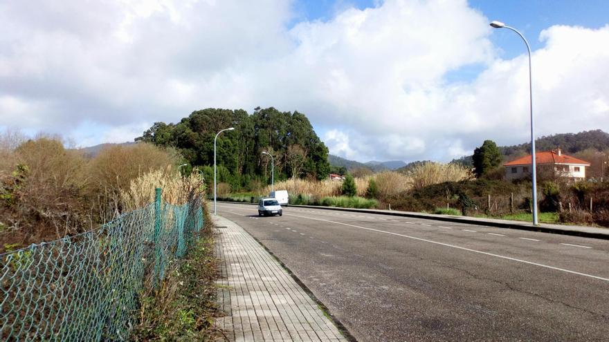 Terrenos de A Rúa, en Cangas, donde se proyecta construir instalaciones sanitarias