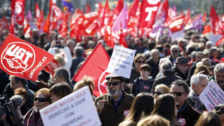 Los sindicatos exigen en la calle medidas para atajar la pobreza de los trabajadores