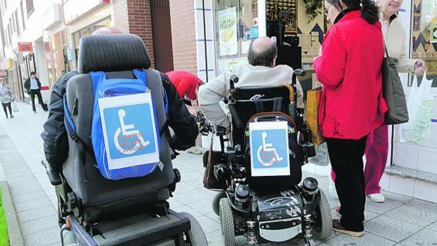 Los dos discapacitados, recorriendo en sus sillas la zona de Cuatro Caños.
