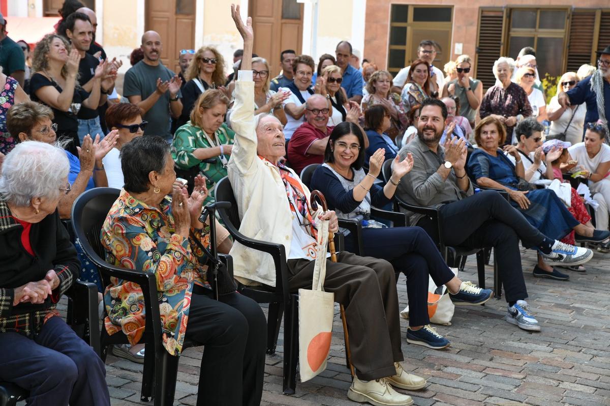 La alcaldesa, Carolina Darias, el concejal de Cultura, Josué Íñiguez, y el artista, Pepe Dámaso, durante la presentación de 'LPGC, calles con arte', este sábado en La Isleta.